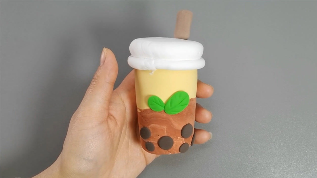粘土奶茶杯平面设计：一杯奶茶，一抹艺术