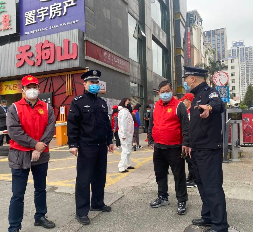 《警徽闪耀，守护之光——创意警察宣传海报设计解析》