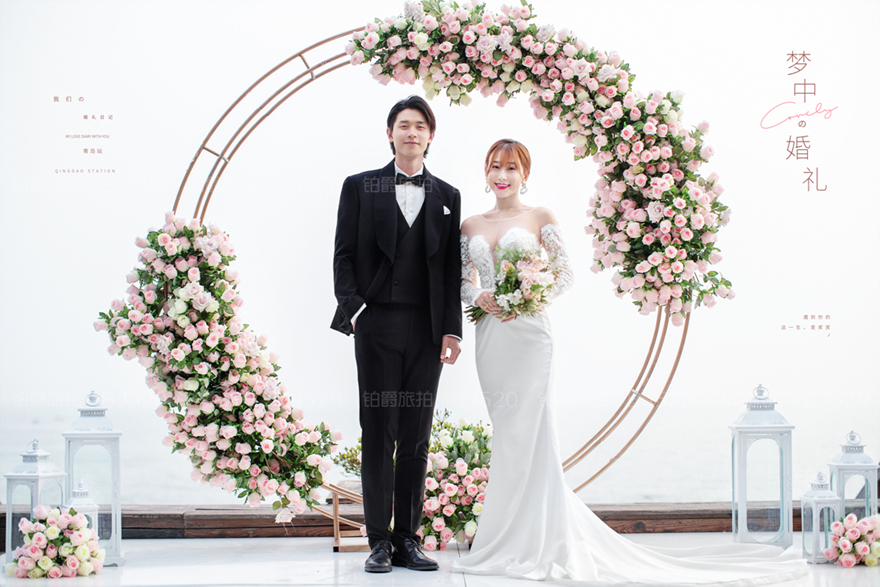 婚礼现场：一场视觉盛宴的平面设计演绎